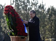 Мирзиёев почтил память Ислама Каримова