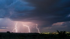 Дожди, грозы и ветер прогнозируют синоптики почти на всей территории Узбекистана в понедельник