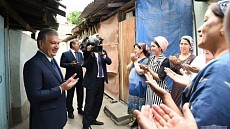 Ўзбекистон бош прокуратураси президент томонидан Андижонда совға қилинган коттежлардан аёлларни кўчиришга изоҳ берди