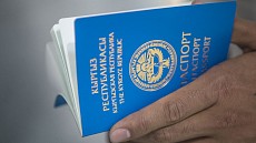 Президент Сооронбай Жээнбеков подписал указы о приеме в гражданство Кыргызстана 1210 человек