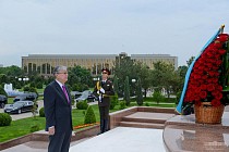 Президент Казахстана возложил цветы к монументу Независимости и гуманизма в Ташкенте