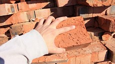 В Ферганской области водитель кирпичного завода нанёс удар кирпичом из-за очереди на погрузку