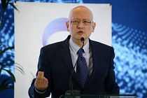 Ўзбекистонлик эксперт мамлакатдаги “бир қадам олдинга, икки қадам орқага” ислоҳотини тушунтириб берди