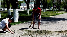 Ўзбекистон президенти ўқитувчи ва шифокорларни ҳудудларни ободонлаштиришга жалб қилишни кескин танқид қилди  