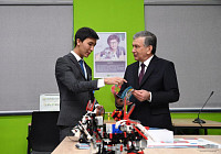 Мирзиеев посетил новую школу имени аль-Хорезми