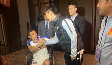 Китайский футболист подарил полузащитнику сборной Узбекистана инвалидную коляску