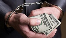 Ўзбекистондаги Андижон давлат университетининг ўқитувчиси пора олаётганида қўлга тушди  