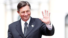 Мирзиеев поздравил главу Словении с праздником