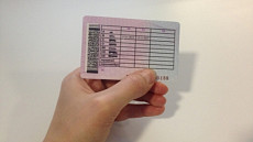 В Узбекистане водительские права хотели продать за $500 и 200 тыс. сумов