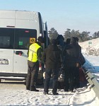 12 узбекистанцев вызволили казахстанские спасатели на трассе Астана-Петропавловск из сломанного автобуса