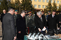 Глава Узбекистана ознакомился с производством цифровых радиостанций