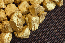 Золото подешевело по итогам вечернего межбанковского фиксинга в Лондоне в понедельник