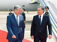 Прибывшего с госвизитом в Узбекистан Атамбаева в аэропорту встретил Мирзиеев