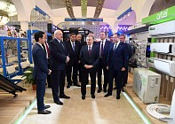 Мирзиеев и Лукашенко посетили выставку продукции Узбекистана