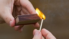 Самарқанд вилоятида қизча икки ойлик укаси бўлган бешикни ёқиб юборди  