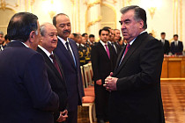 Президент Таджикистана вручил государственные награды узбекистанцам