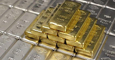 Цена на золото по итогам вечернего межбанковского фиксинга в Лондоне в пятницу значительно понизилась