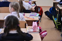 Учительницу и замдиректора одной из школ Ферганской области уволили за сбор денег с учеников