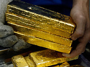 Цена на золото по итогам вечернего межбанковского фиксинга в Лондоне в четверг понизилась