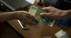 В Кыргызстане сотрудника налоговой службы задержали с поличным при получении взятки