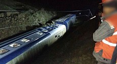 Пассажирский поезд сошел с рельсов из-за оползня в Кашкадарье