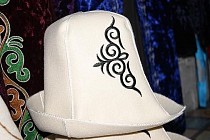 В Кыргызстане продвигается закон, обязывающий президента надевать ак калпак во время официальных встреч и визитов