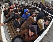 Ўзбек муҳожирлари меҳнат шартномаси бекор қилинганидан кейин икки ой ичида уйларига қайтишлари шарт бўлади